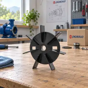 Schwarzer Lüfter FAN-63 für Elektropumpe mit 12-mm-Welle auf Werkbank