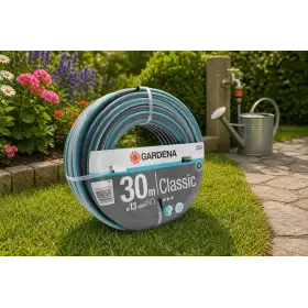 Furtun de grădină Gardena Classic 30 m, diametru 13 mm, rulat pe gazon lângă flori și stropitoare