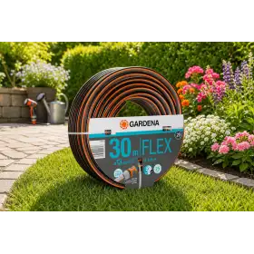 Furtun de grădină Gardena 30 m, diametru 13 mm, pe gazon lângă flori