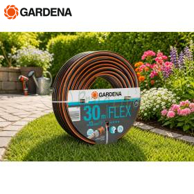 Tuyau d'arrosage Gardena FLEX 30 m diamètre 13 mm posé sur pelouse dans un jardin fleuri