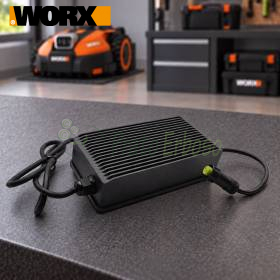 Alimentation 28 V WA3796 noire avec câbles pour outils WORX, posée sur établi