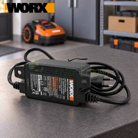 WORX WA3755.1 20V Netzteil mit Kabel und Stecker auf Werkbank vor Werkstattregal