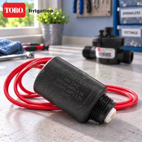 Solenoide 24V 118-5983 negro con cables rojos sobre banco de trabajo