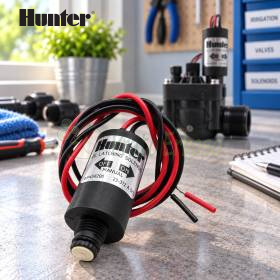 Solenoid 9V Hunter me tela kuq e zi për valvula ujitjeje, mbi tavolinë pune