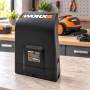 WORX WA4002.1 Ladeturm für Akkus auf Werkbank in der Werkstatt