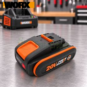 Batería de litio Worx WA3639 de 20 V y 2 Ah sobre mesa de taller con cargador al fondo