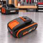 Batería de litio Worx WA3639 de 20 V y 2 Ah sobre mesa de taller con cargador al fondo