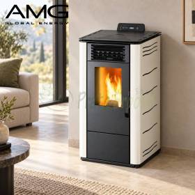 Stufa a pellet bianca Basic Steel 8,7 kW con fiamma visibile in soggiorno moderno