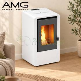 Stufa a pellet bianca Smart 7 kW con porta nera e fiamma visibile in soggiorno