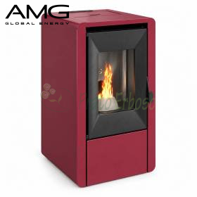 Roter Smart Pelletofen 7,0 kW mit schwarzer Glastür und sichtbarer Flamme im Wohnraum