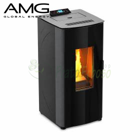 Estufa de pellets Idro DD negra de 18 kW con llama visible en salón moderno