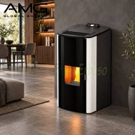 Stufa a pellet Idro DD 23,1 kW bianca in soggiorno moderno con fiamma visibile