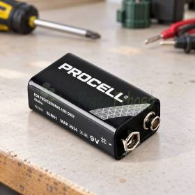 Batteria alcalina 9 V Procell PC1604 su banco da lavoro con utensili sparsi