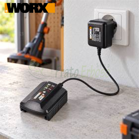 Cargador de baterías WORX WA3760 de 20 V conectado a la pared sobre banco de trabajo