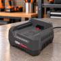 Caricabatterie rapido 82 V Briggs & Stratton su banco da lavoro