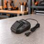 Cargador rápido P4A AL 1830 CV de 18 V con cable sobre banco de trabajo