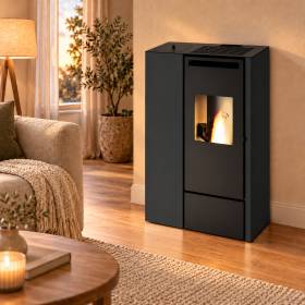 Stufa a pellet canalizzata Clelia 11 kW nera in soggiorno moderno con fiamma visibile