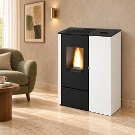 Stufa a pellet Aurora 8 kW bianca e nera con fiamma visibile in soggiorno moderno