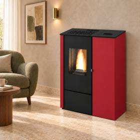 Stufa a pellet Aurora 8 kW rossa con fiamma visibile in soggiorno moderno