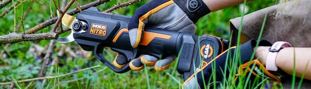 Battery-powered shears